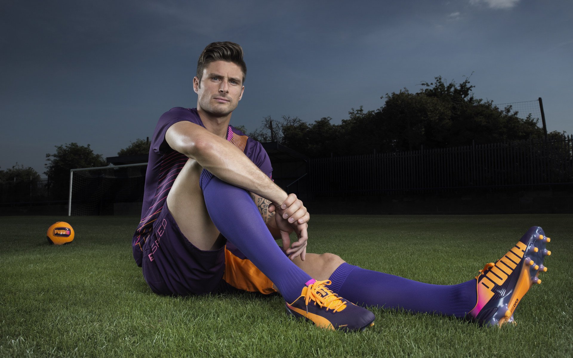 冰川融水越野溯溪赛 路线中段需涉水通过冰冷溪流