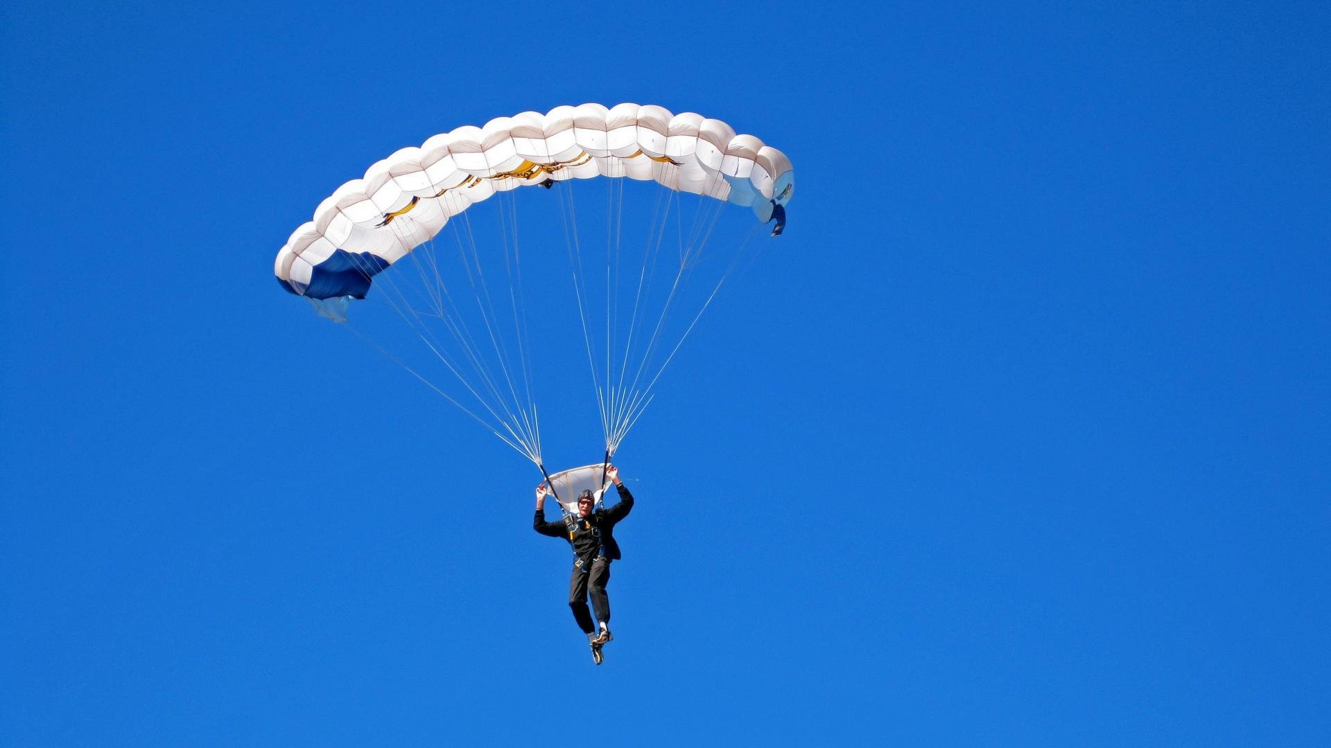 楼宇屋顶五人制联赛正式开幕 高空球场点亮城市夜空